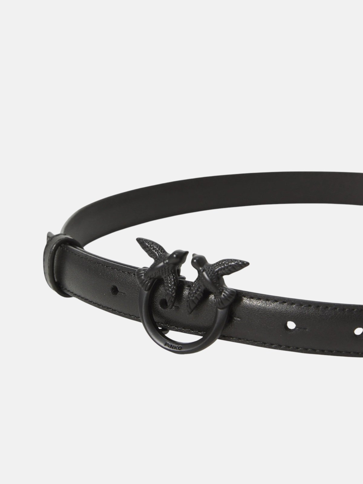 Cintura in pelle nera con fibbia scultorea fra gli accessori moda a Valenzano